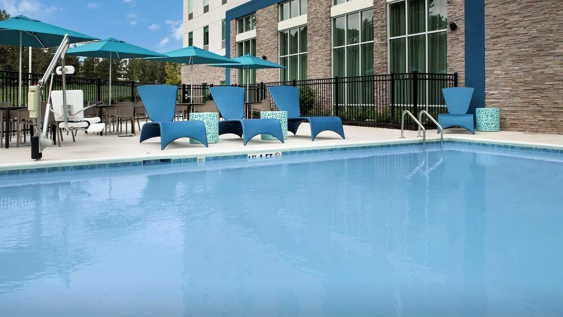Hampton Inn & Suites Charlotte Airport Lake Pointe